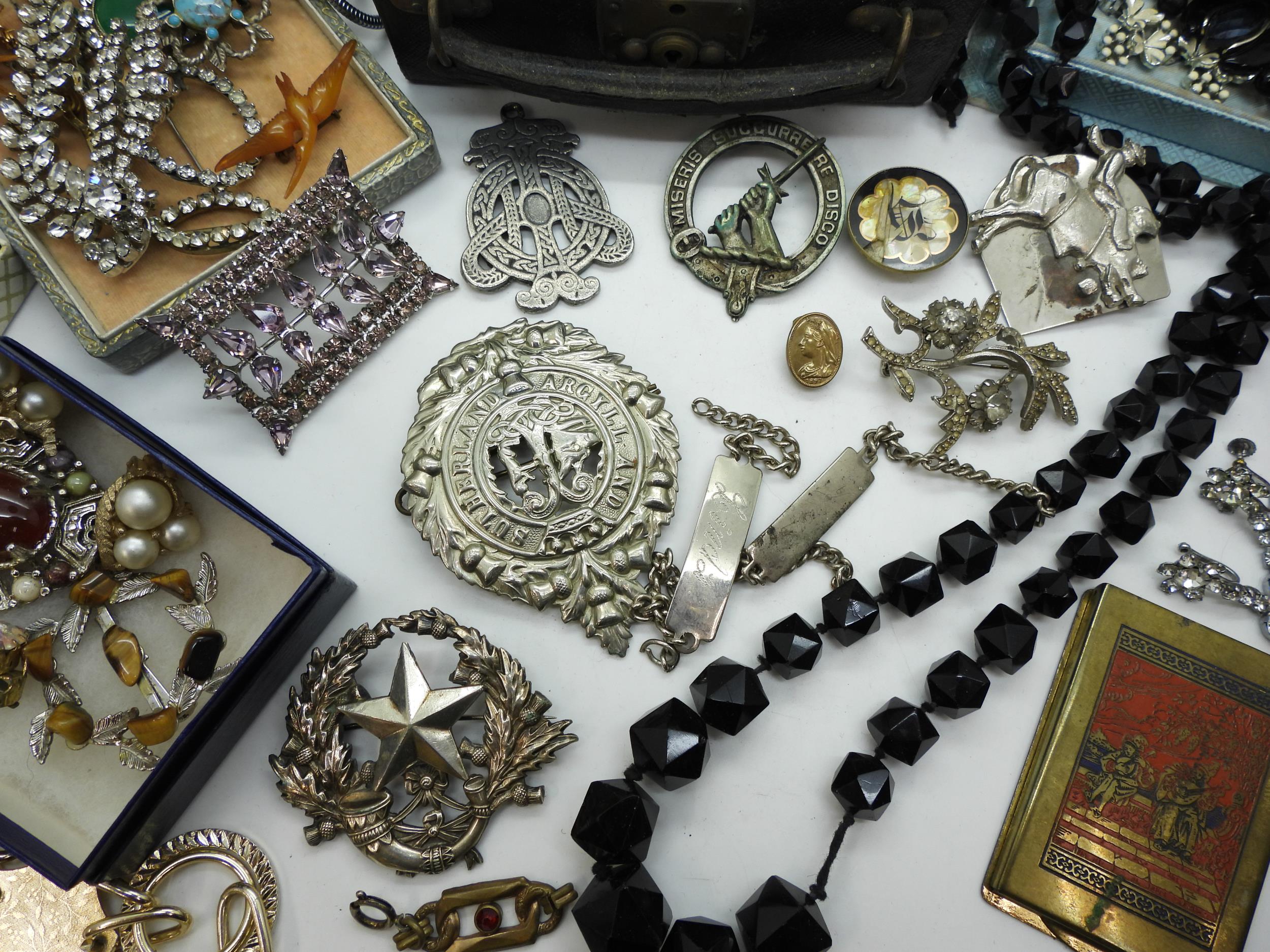 A collection of vintage costume jewellery to include good diamante, an amber bird brooch, retro - Image 4 of 6