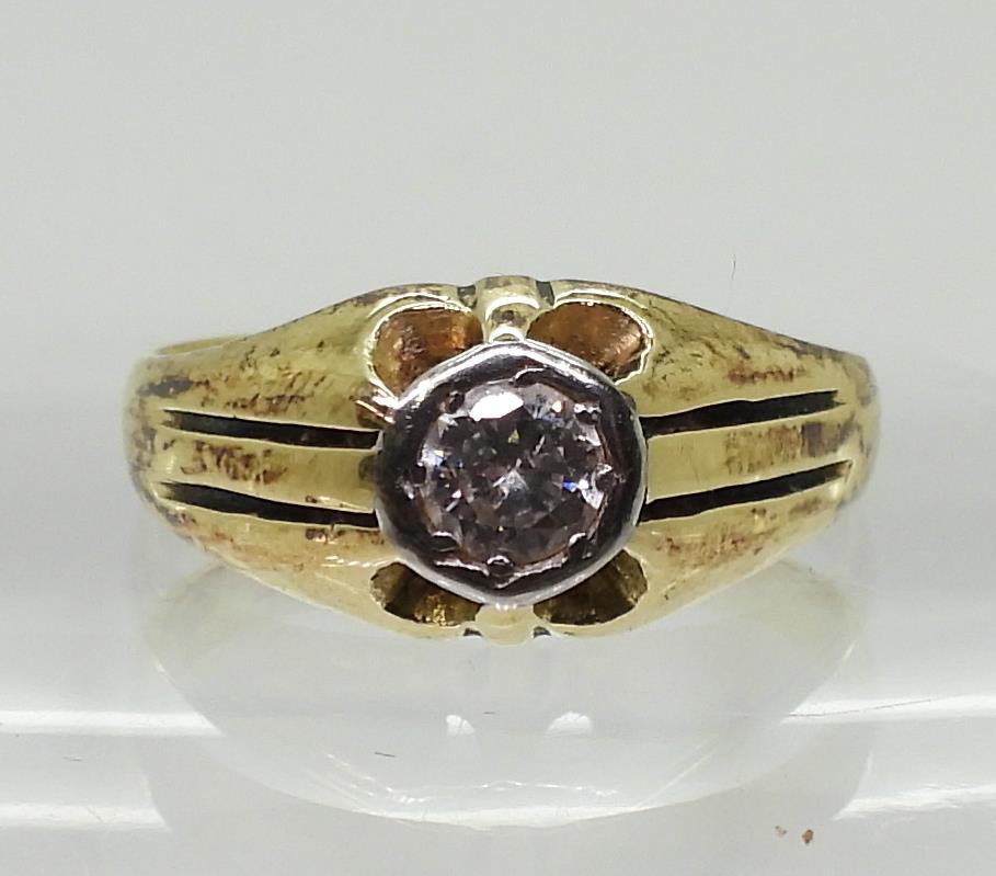 An 18ct gold and platinum solitaire diamond gypsy ring, set with an estimated approx 0.50ct - Bild 2 aus 5