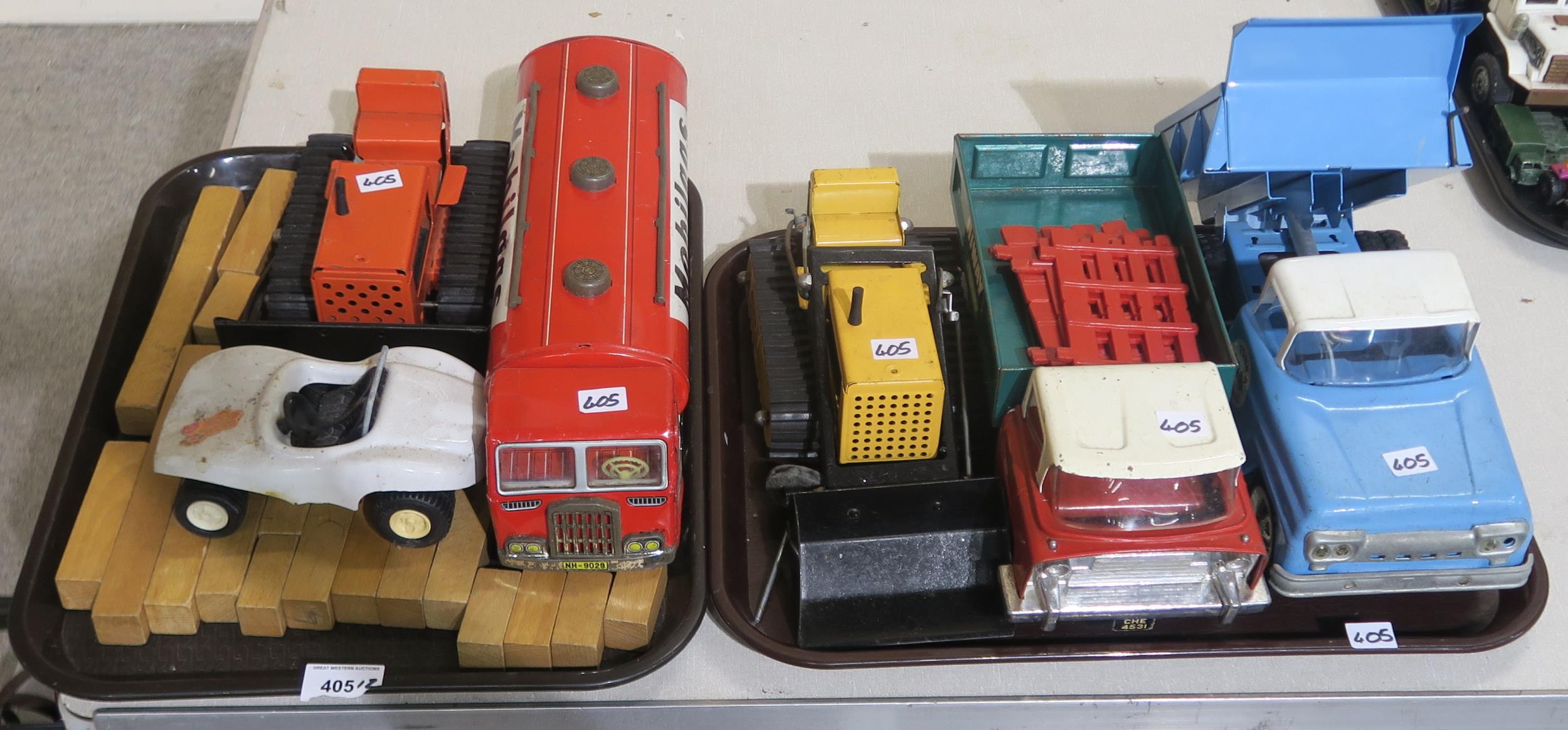 Tonka toy vehicles, comprising two bulldozers, a hydraulic dumper truck and a flatbed truck,
