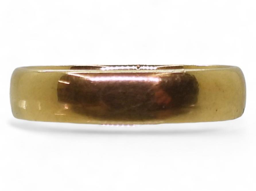 An 18ct gold wedding band with Glasgow hallmarks for 1906, finger size K1/2, weight 3.4gms Condition