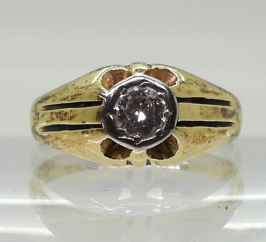 An 18ct gold and platinum solitaire diamond gypsy ring, set with an estimated approx 0.50ct - Bild 3 aus 5