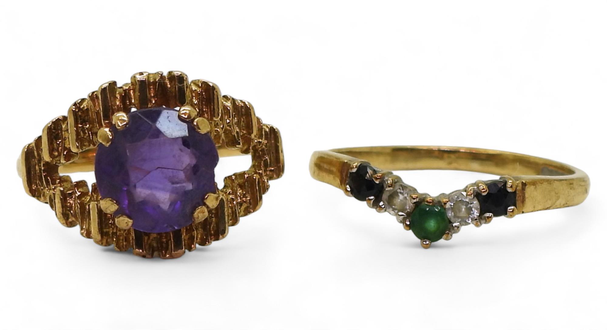 A 9ct gold retro amethyst ring, size L1/2, together with a sapphire, emerald and clear gem set 'V'