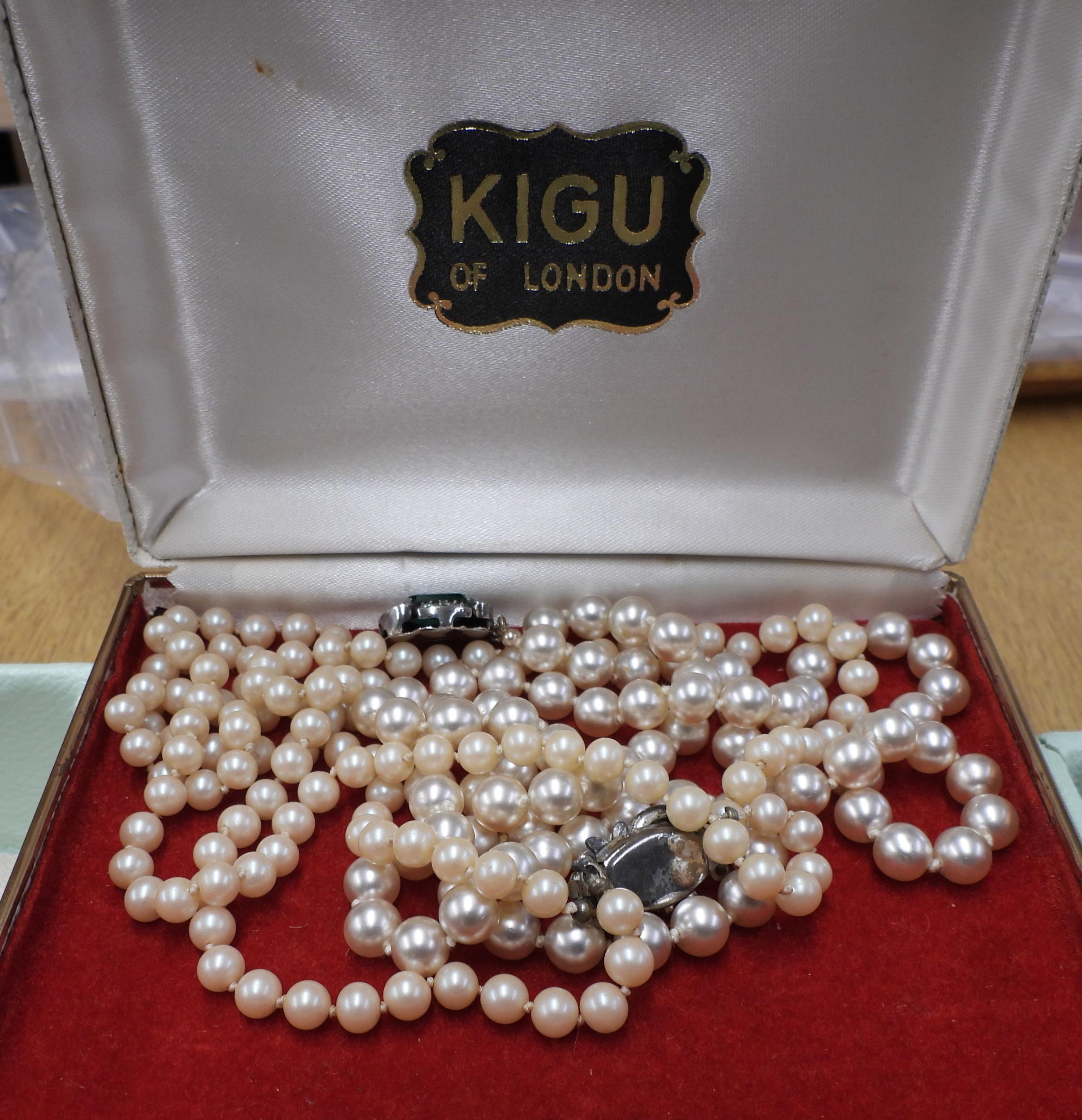 A large quantity of vintage costume jewellery to include a retro chicken pendant by Moda, Boxed Kigu - Image 2 of 4