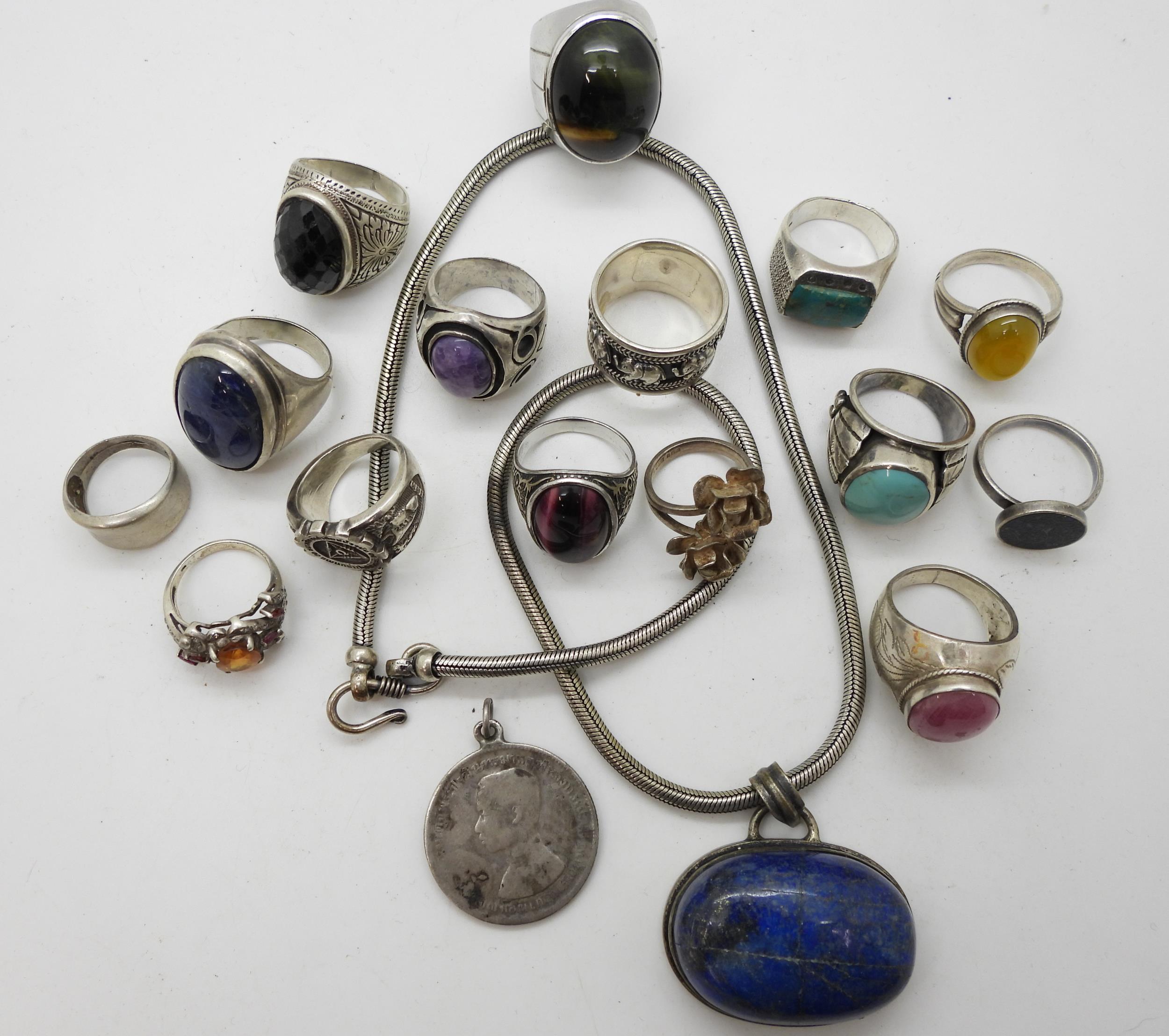 A collection of silver and white metal jewellery with a large lapis lazuli pendant, a Thai coin with - Image 4 of 5