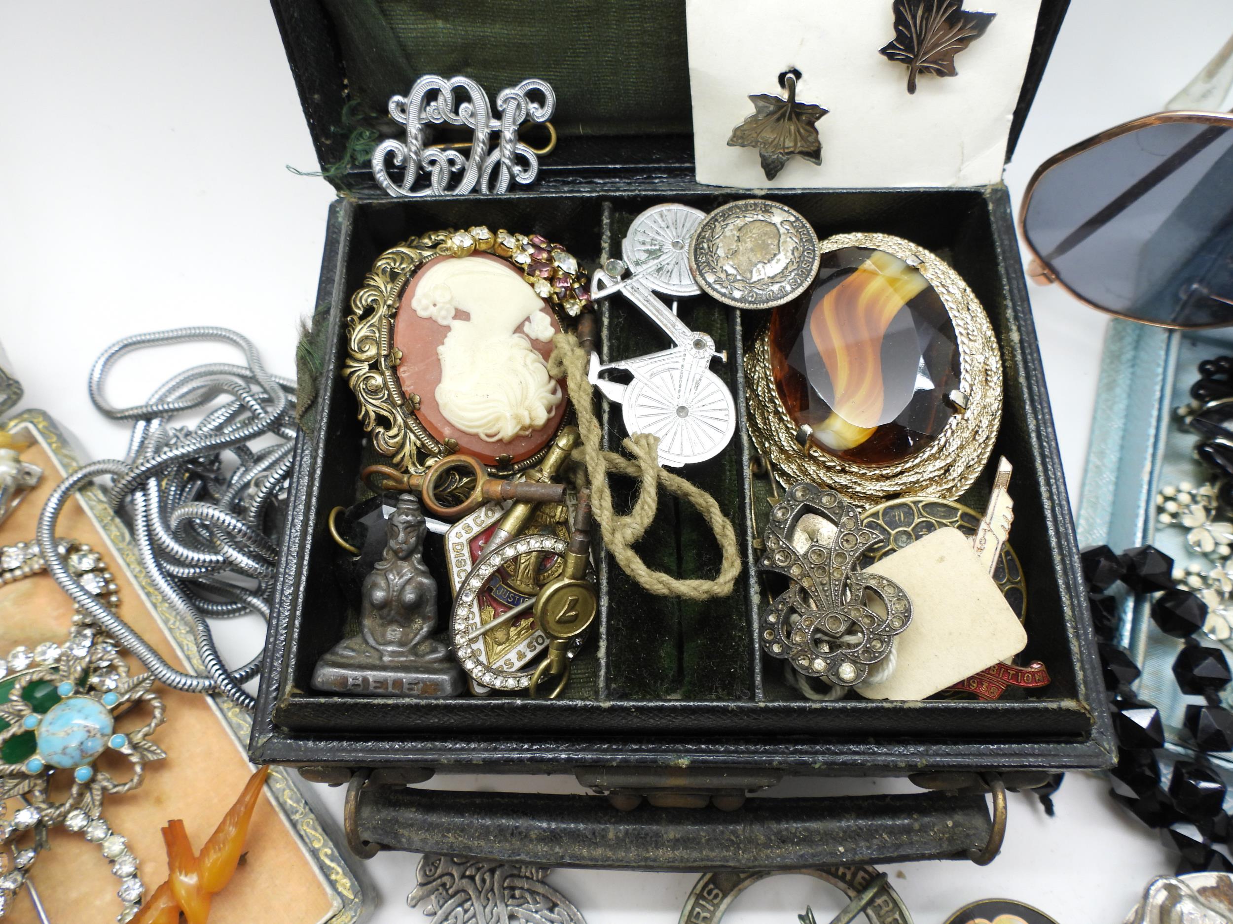A collection of vintage costume jewellery to include good diamante, an amber bird brooch, retro - Image 5 of 6