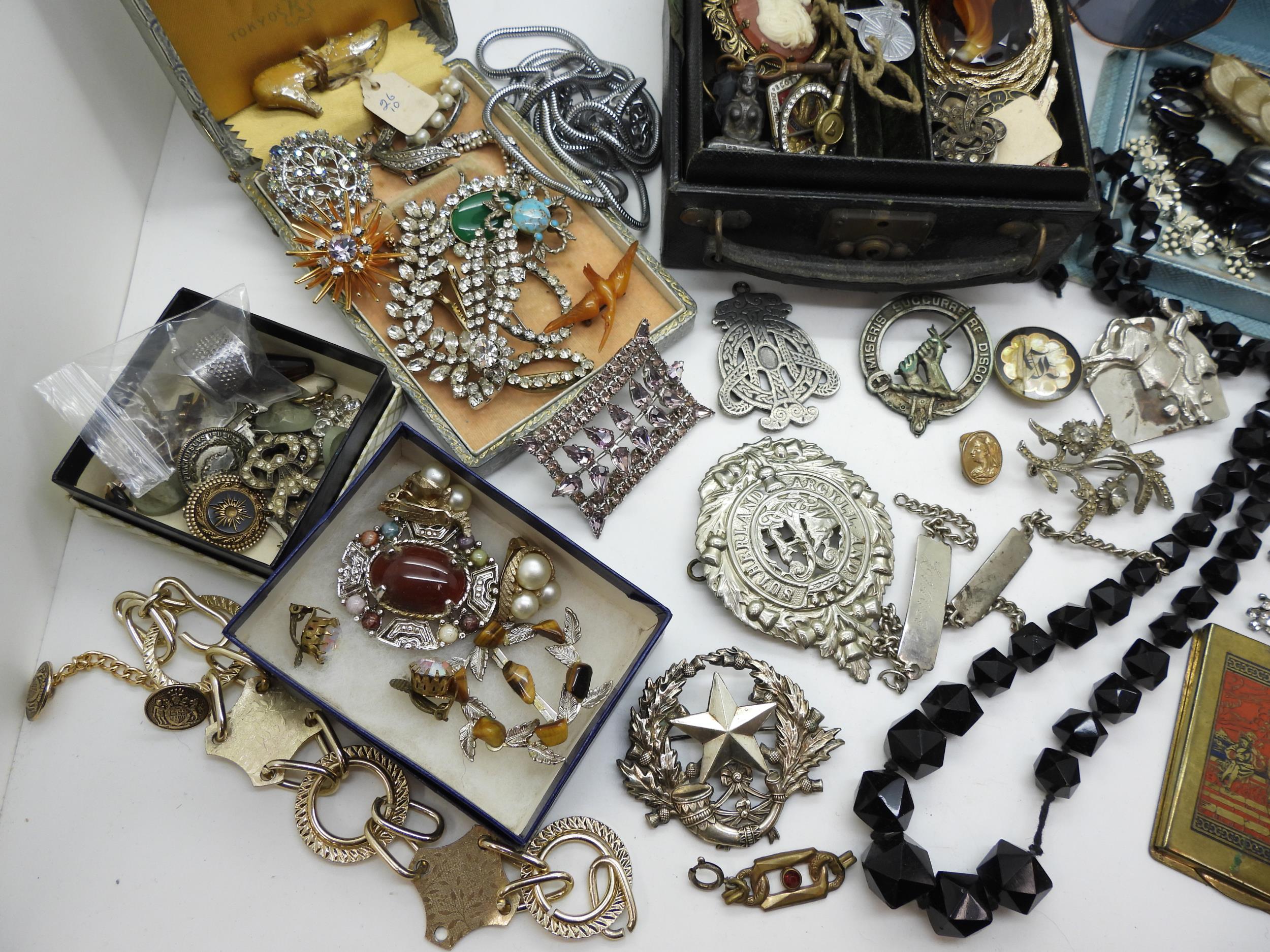A collection of vintage costume jewellery to include good diamante, an amber bird brooch, retro - Image 3 of 6