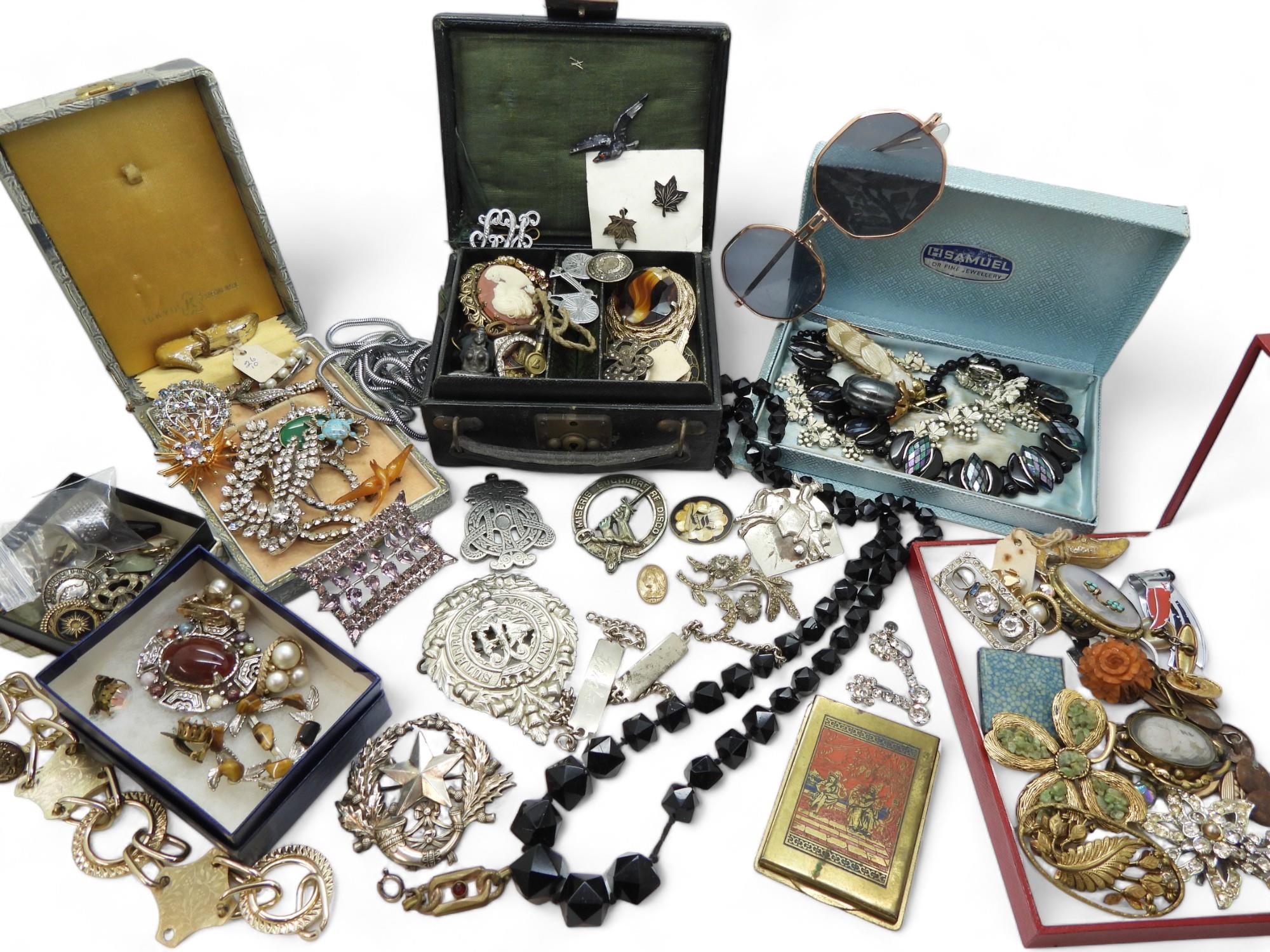 A collection of vintage costume jewellery to include good diamante, an amber bird brooch, retro