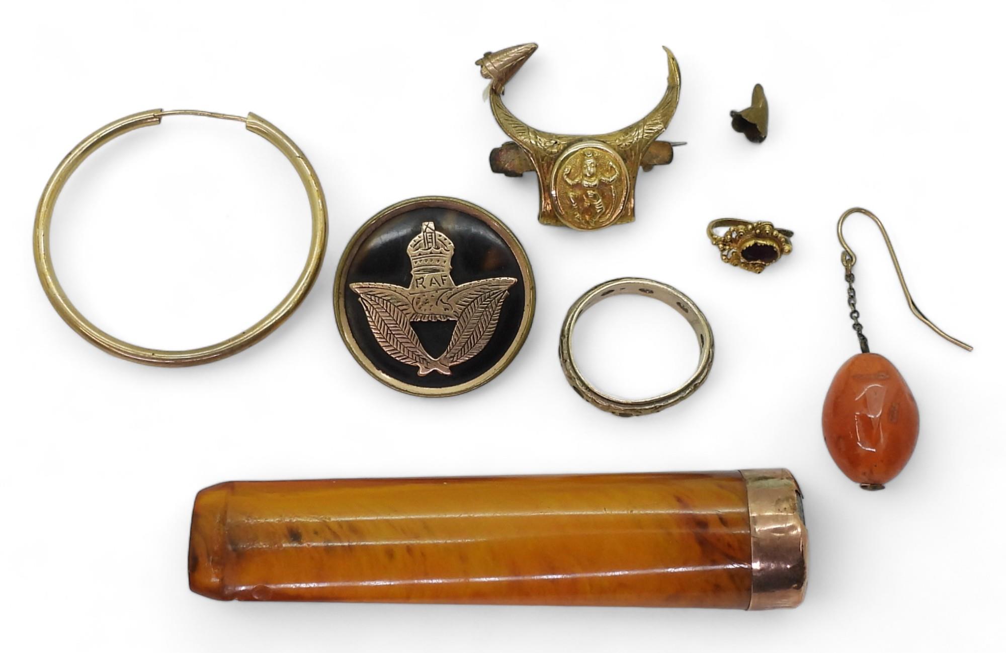 A collection of gold and yellow metal items to include a tigers claw brooch mount (claws Removed)