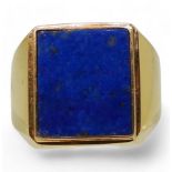 A bright yellow metal lapis lazuli signet ring, stamped 750, finger size S1/2, weight 10.4gms