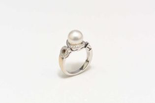 A De Beers 18ct white gold cultured pearl and diamond ring