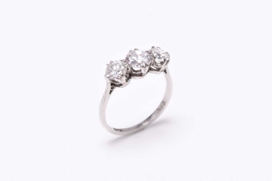 A graduated three stone diamond ring - Image 2 of 8