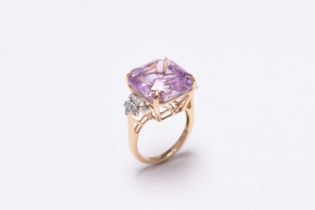 An 18ct gold kunzite and diamond ring