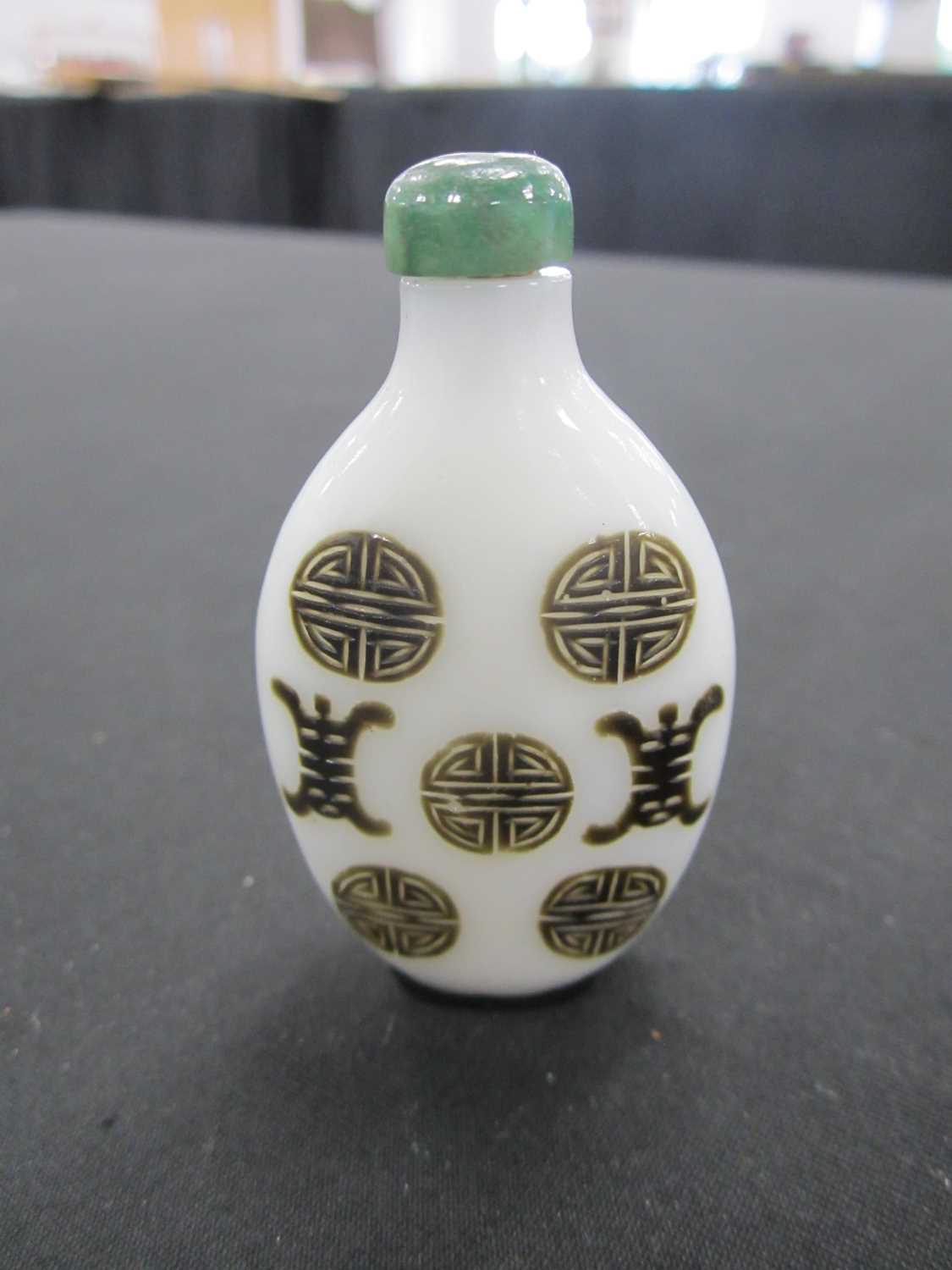 A group of six Chinese overlay glass snuff bottles, 19th/20th century - Image 7 of 13