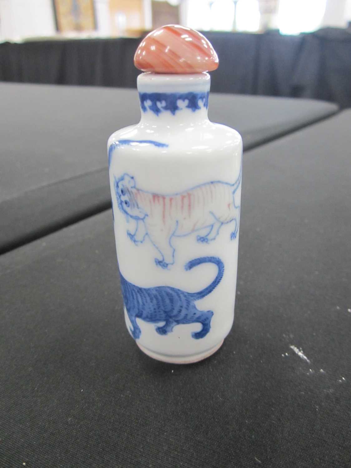 Two Chinese porcelain snuff bottles, 18th/19th century - Image 6 of 9