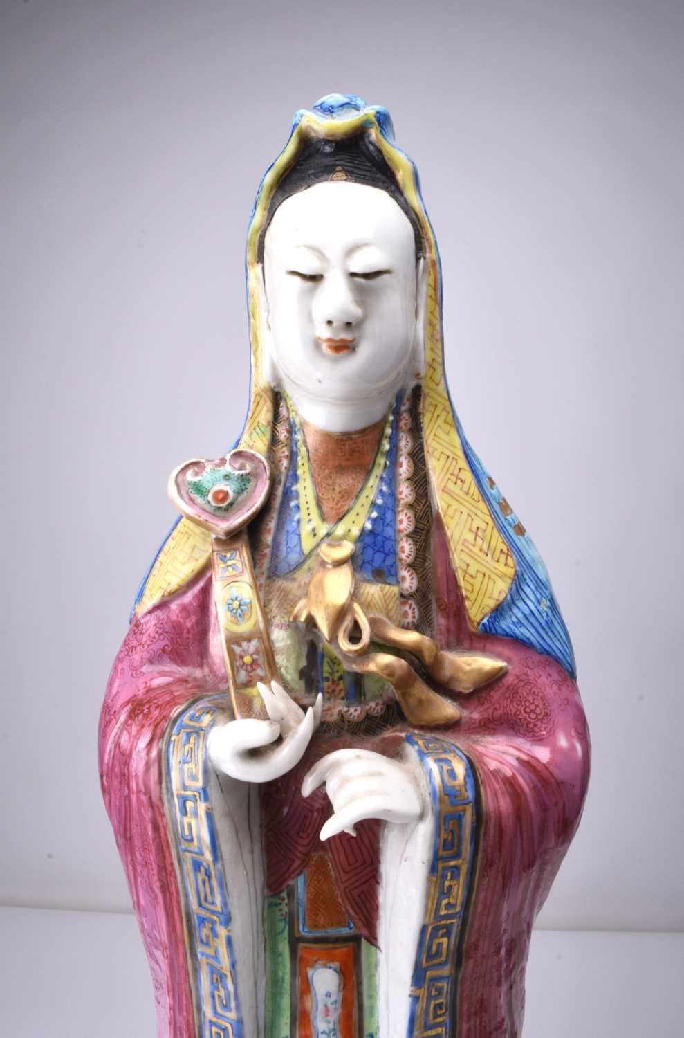 A Chinese famille rose figure of Guanyin, Qing Dynasty - Image 2 of 14
