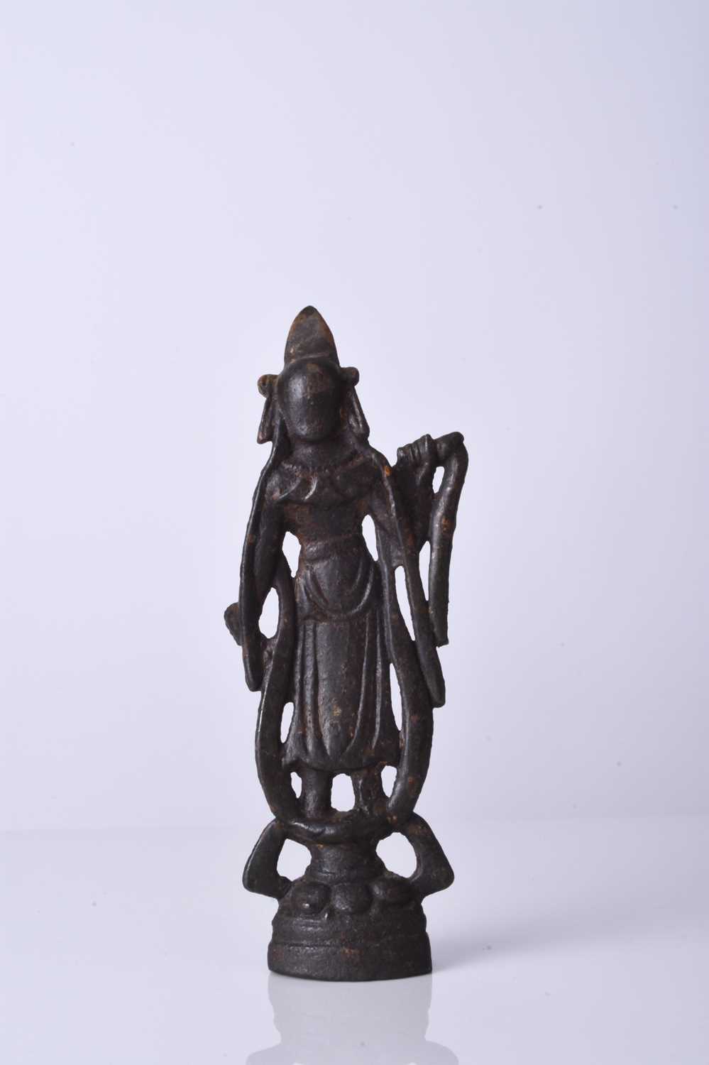 A Sino-Tibetan bronze alloy figure of a bodhisattva, 18th/19th century - Image 2 of 6