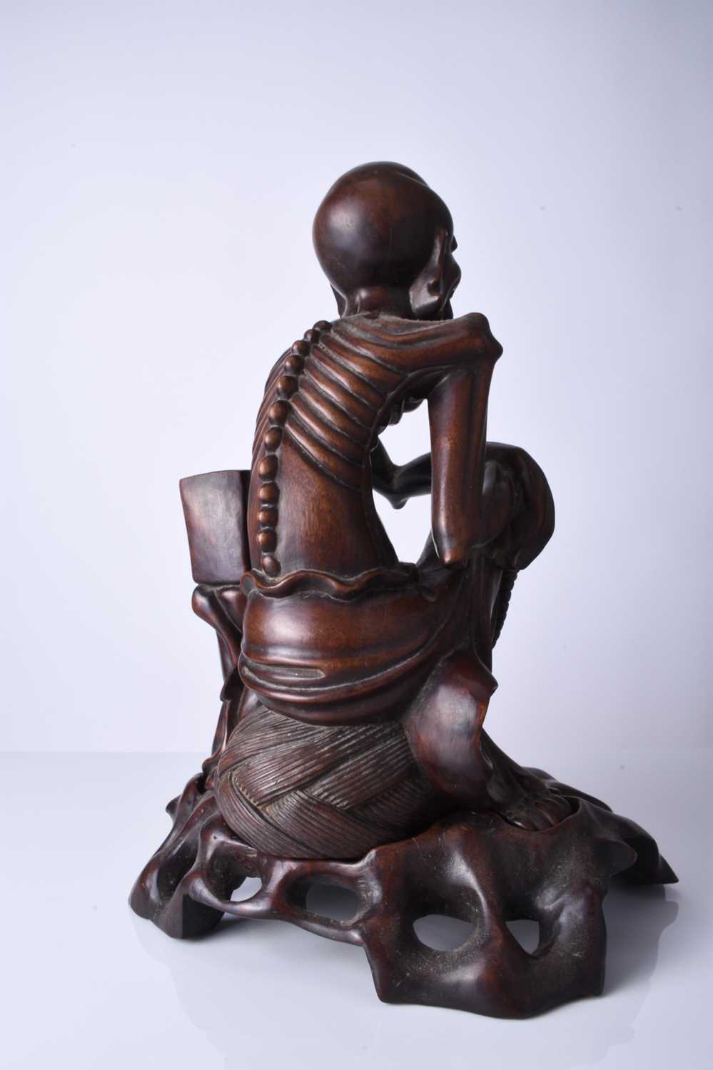 A Chinese carved hardwood figure of a luohan, 19th century - Image 4 of 5
