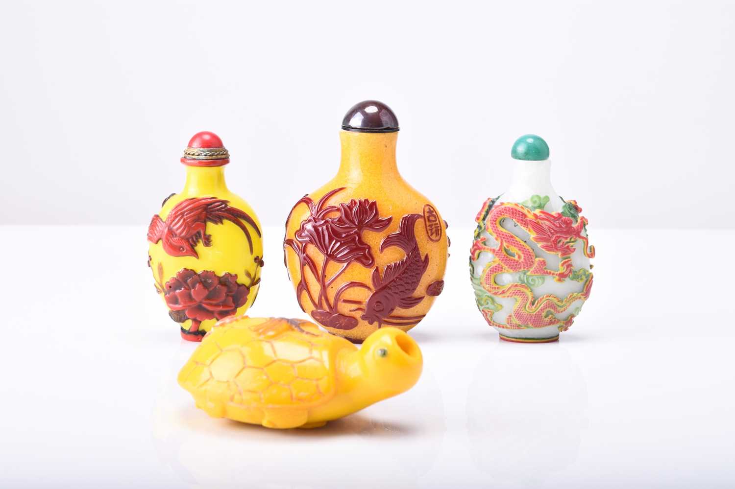 A group of four Chinese overlay glass snuff bottles, 19th/20th century