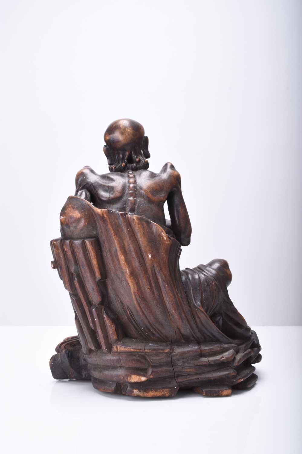 A Chinese carved wood figure of a seated Luohan, Qing Dynasty - Image 4 of 6