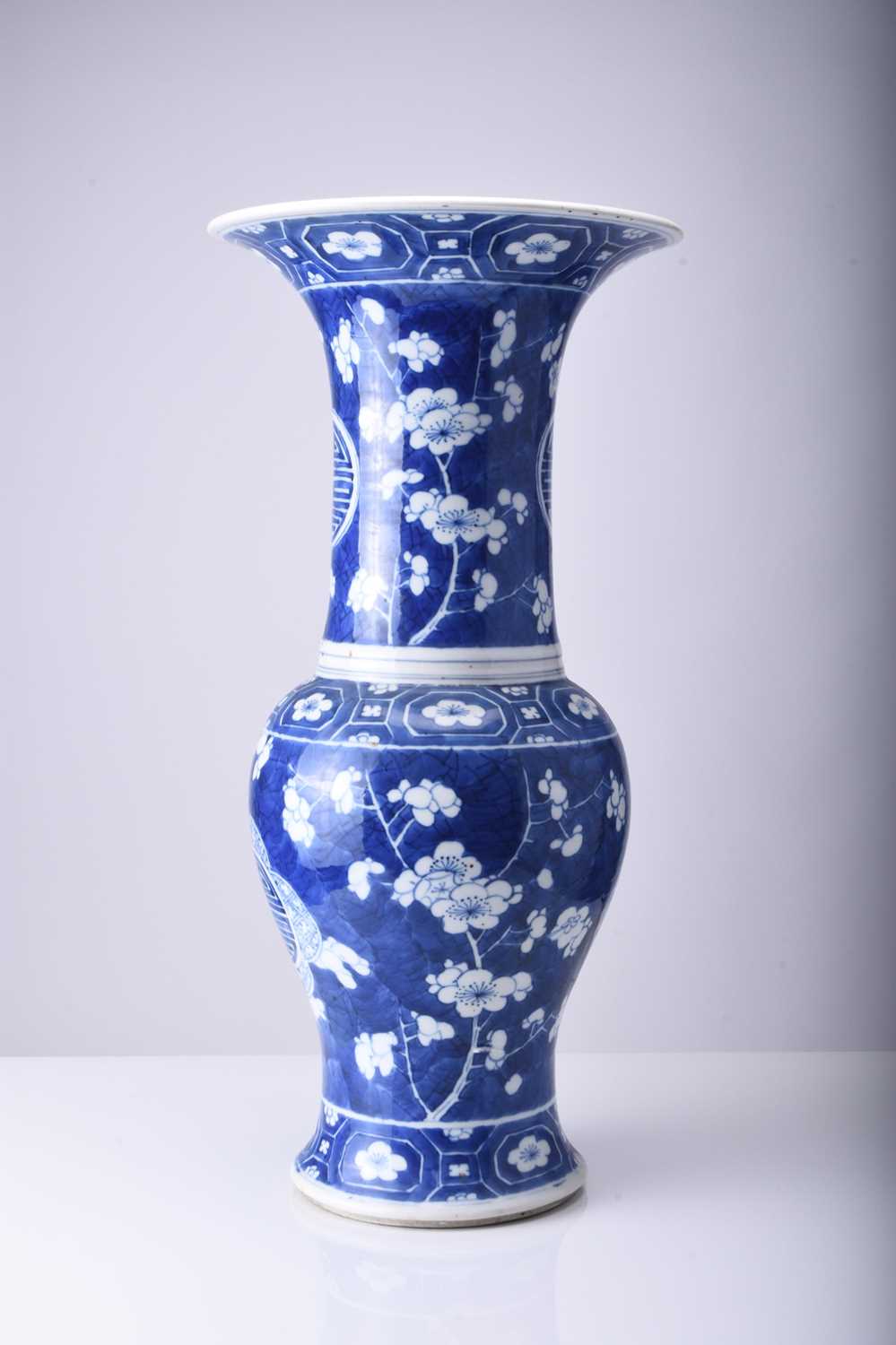 A Chinese blue and white yenyen vase, 19th century - Image 2 of 10