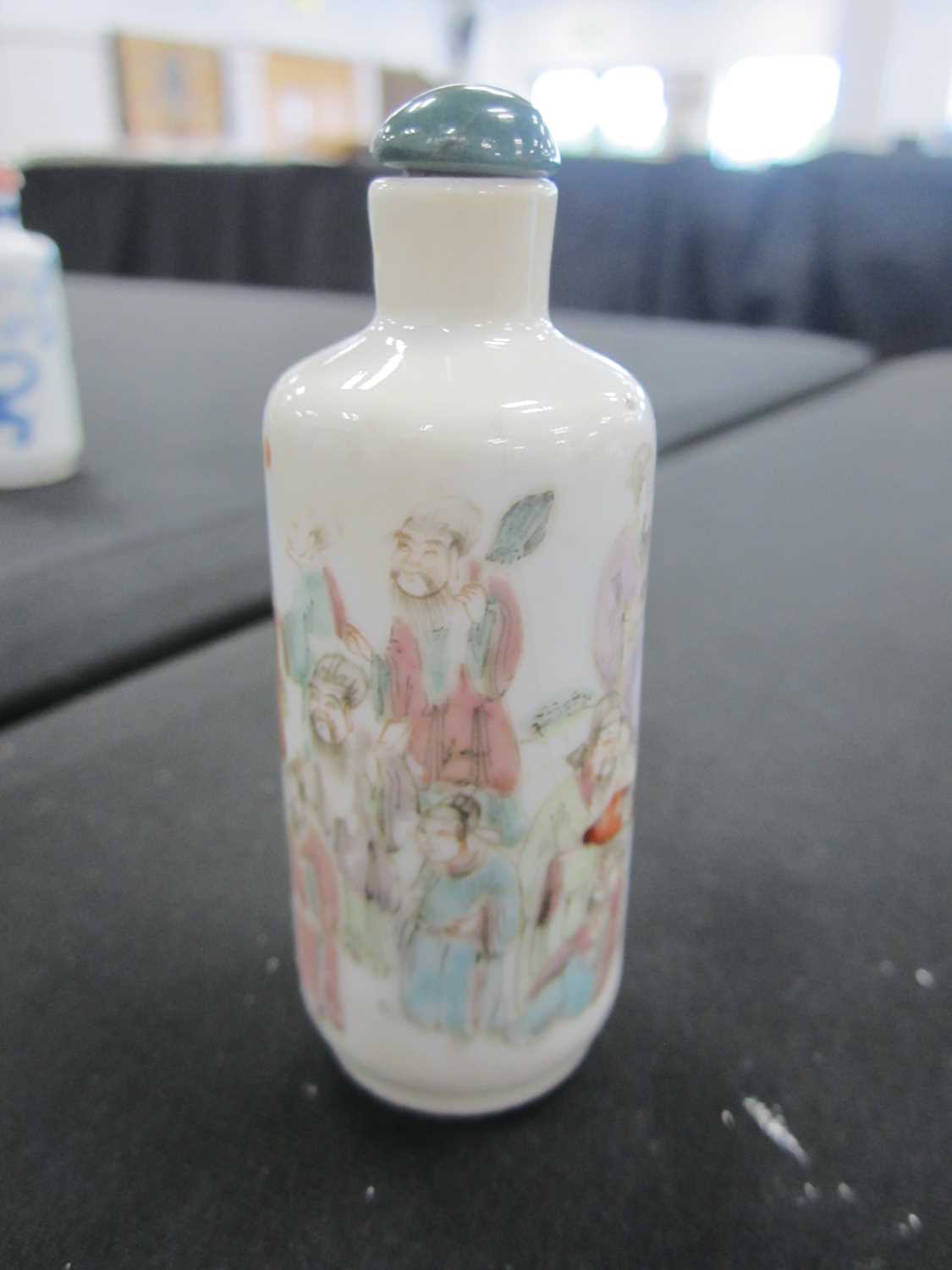 Two Chinese porcelain snuff bottles, 18th/19th century - Image 7 of 9