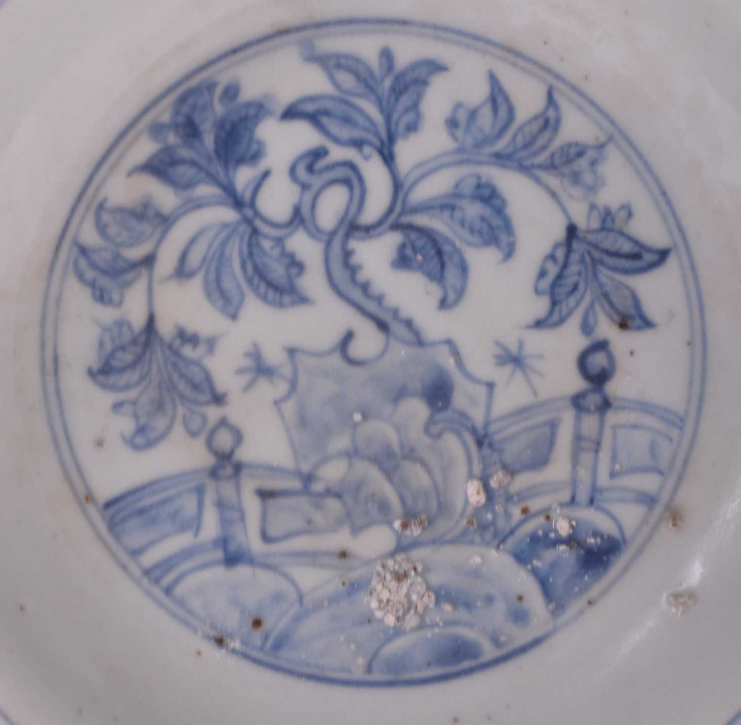 A Chinese blue and white dish, late Ming/transitional - Image 3 of 8