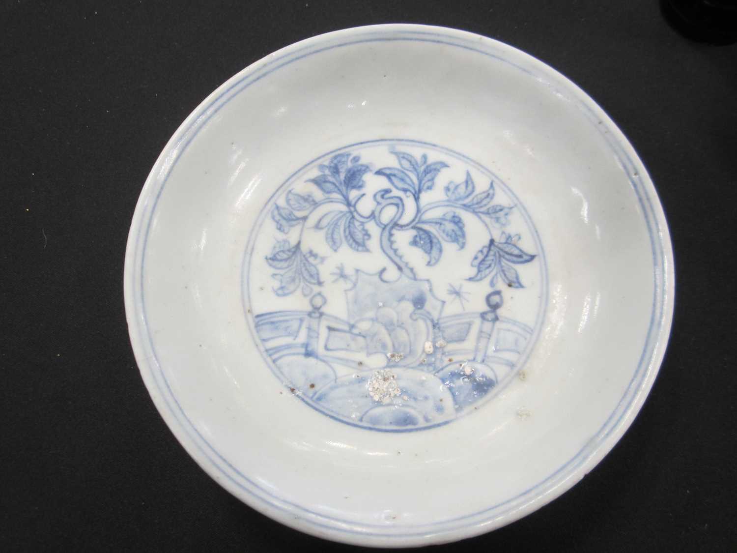 A Chinese blue and white dish, late Ming/transitional - Image 6 of 8