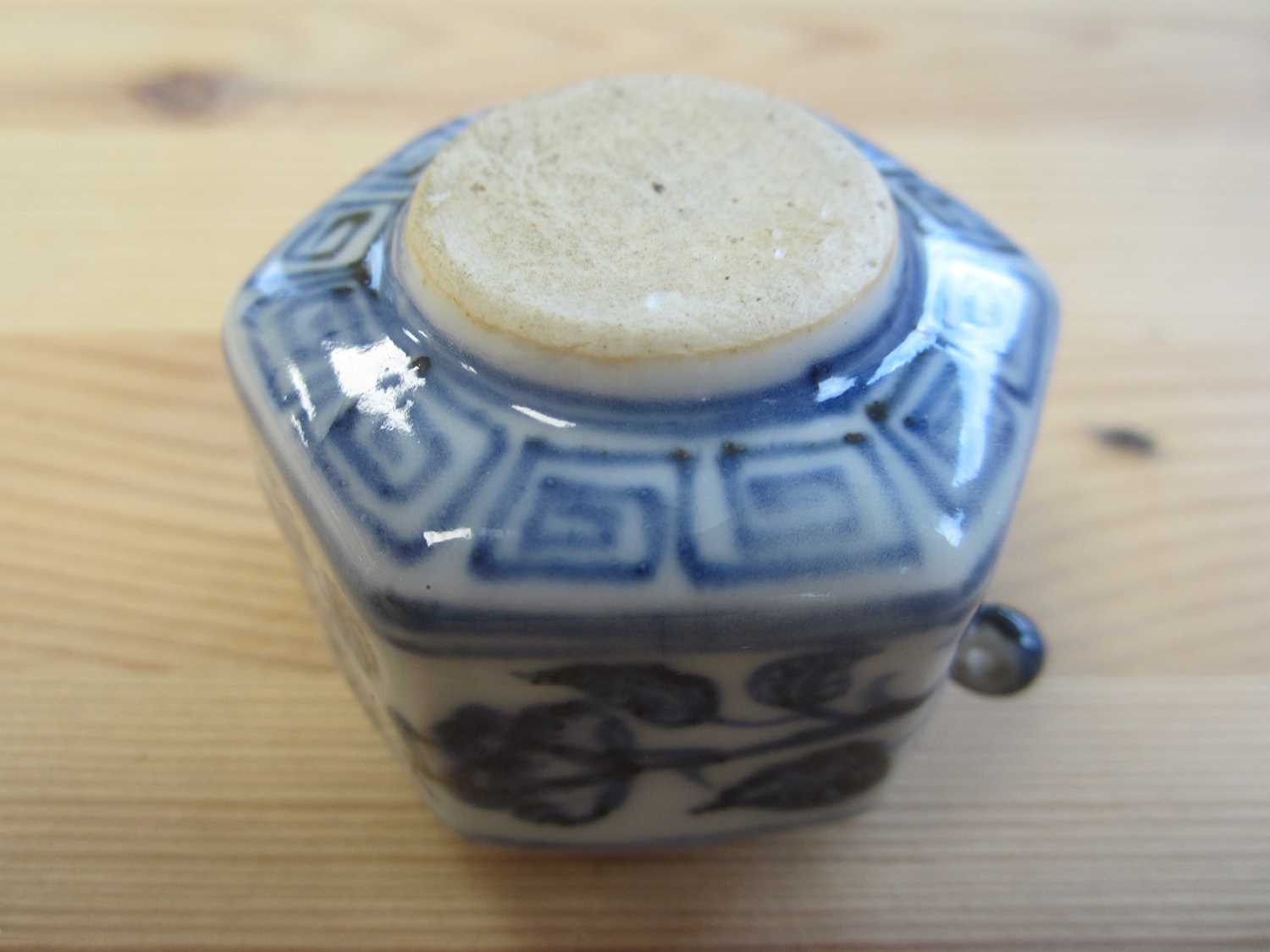 A rare Chinese blue and white bird feeder, Xuande mark - Image 8 of 11