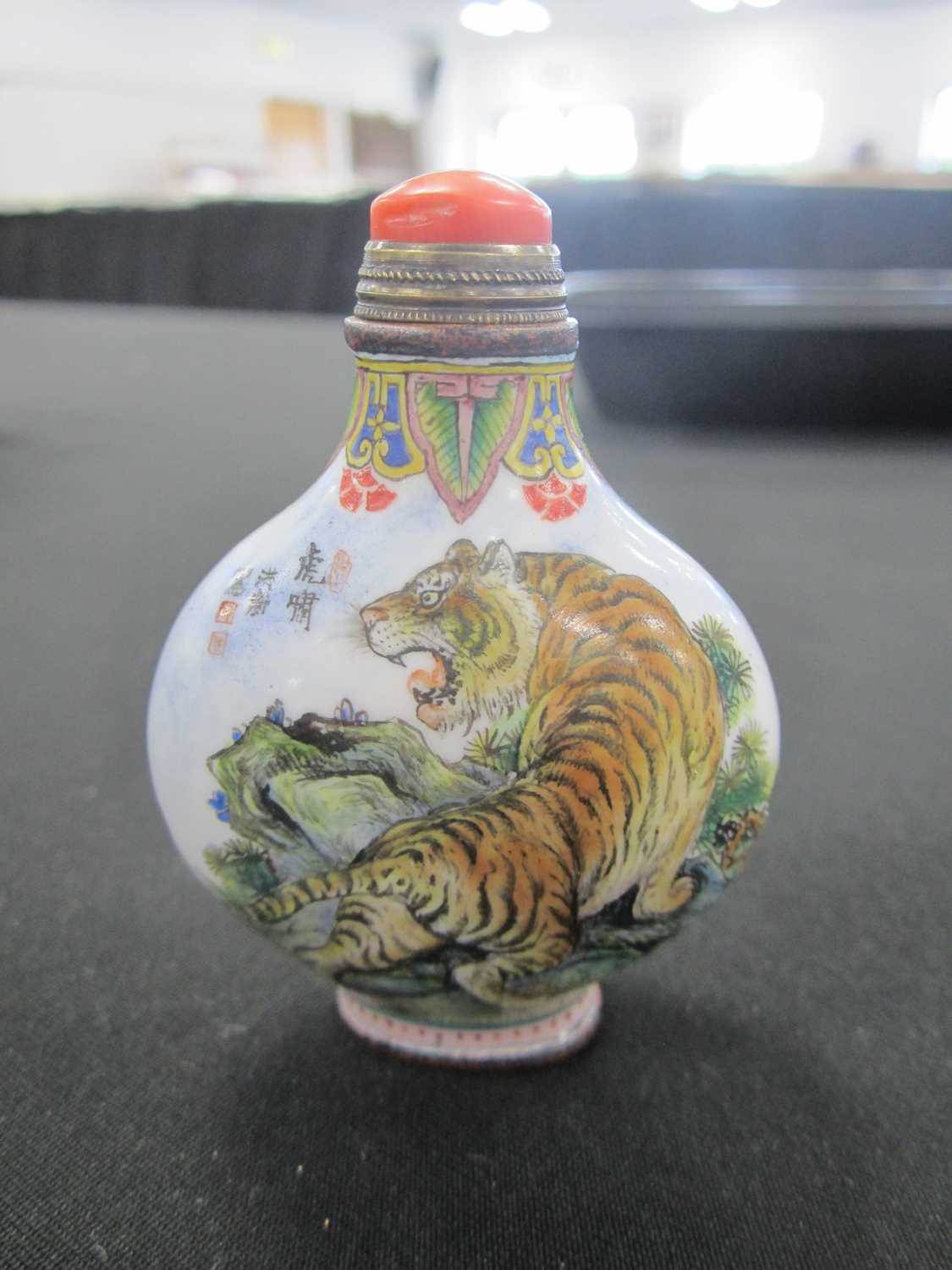 A Chinese Beijing enamel snuff bottle, Qianlong mark - Image 3 of 8