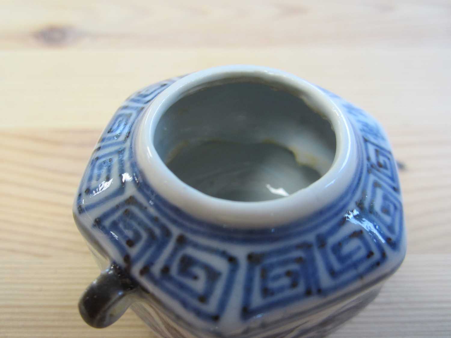 A rare Chinese blue and white bird feeder, Xuande mark - Image 4 of 11