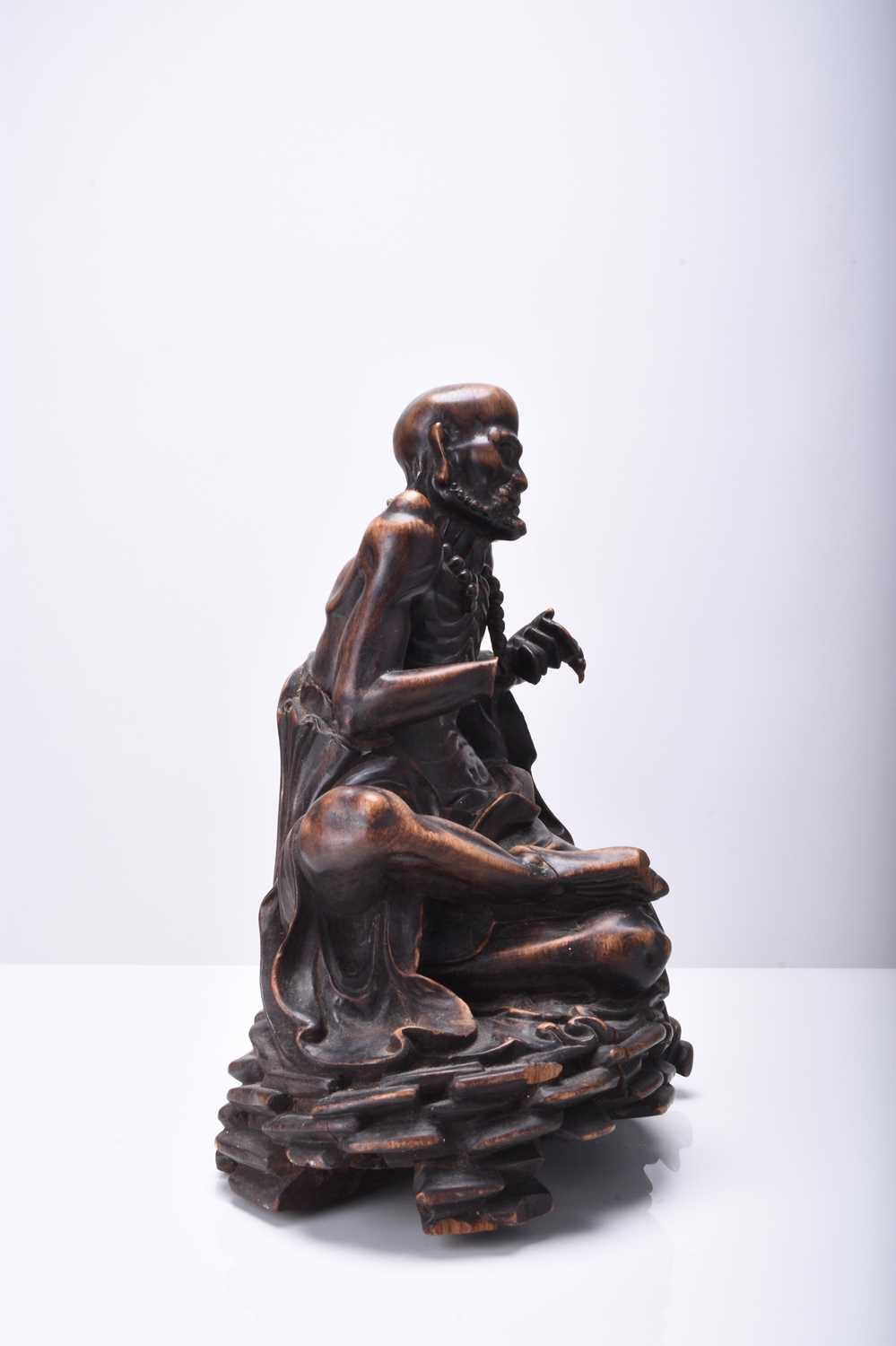A Chinese carved wood figure of a seated Luohan, Qing Dynasty - Image 5 of 6