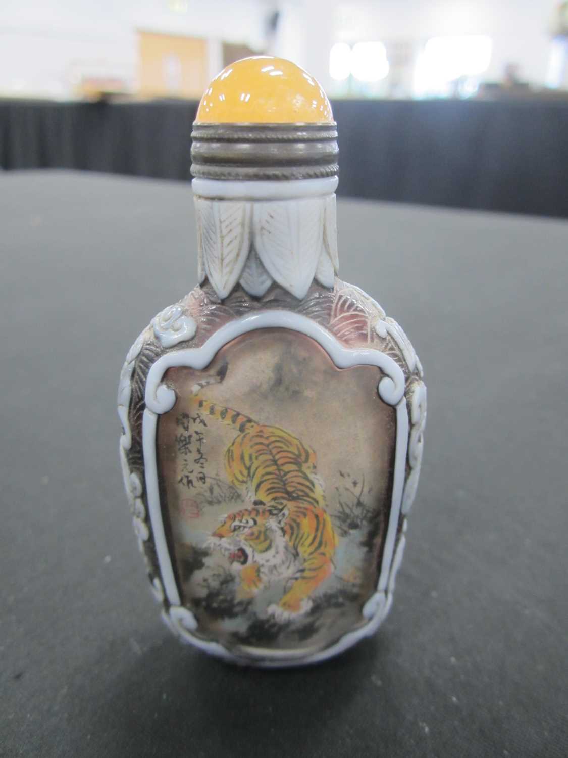 A group of six Chinese overlay glass snuff bottles, 19th/20th century - Image 12 of 13