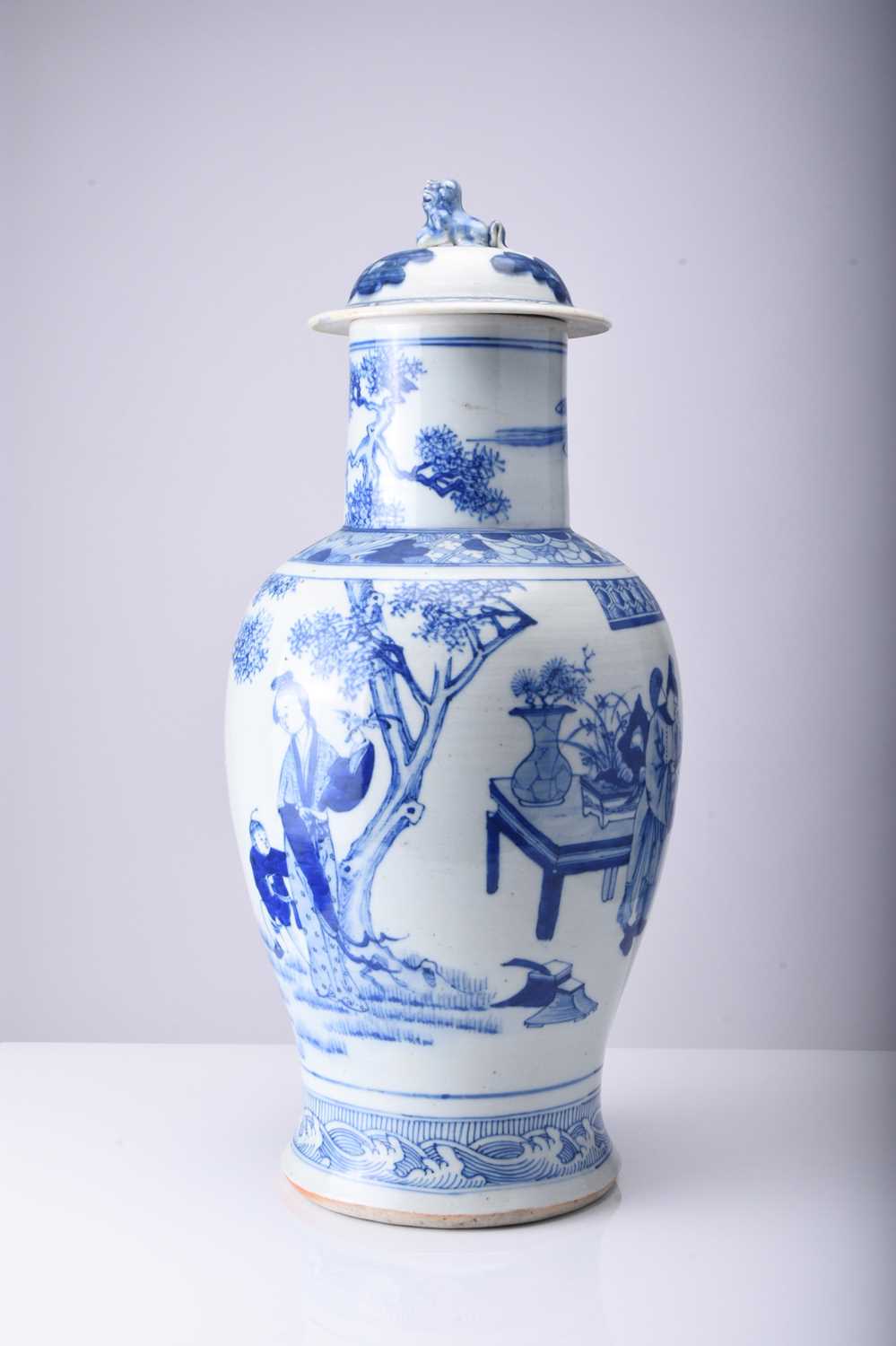 A Chinese blue and white vase and cover, late Qing Dynasty - Image 4 of 16