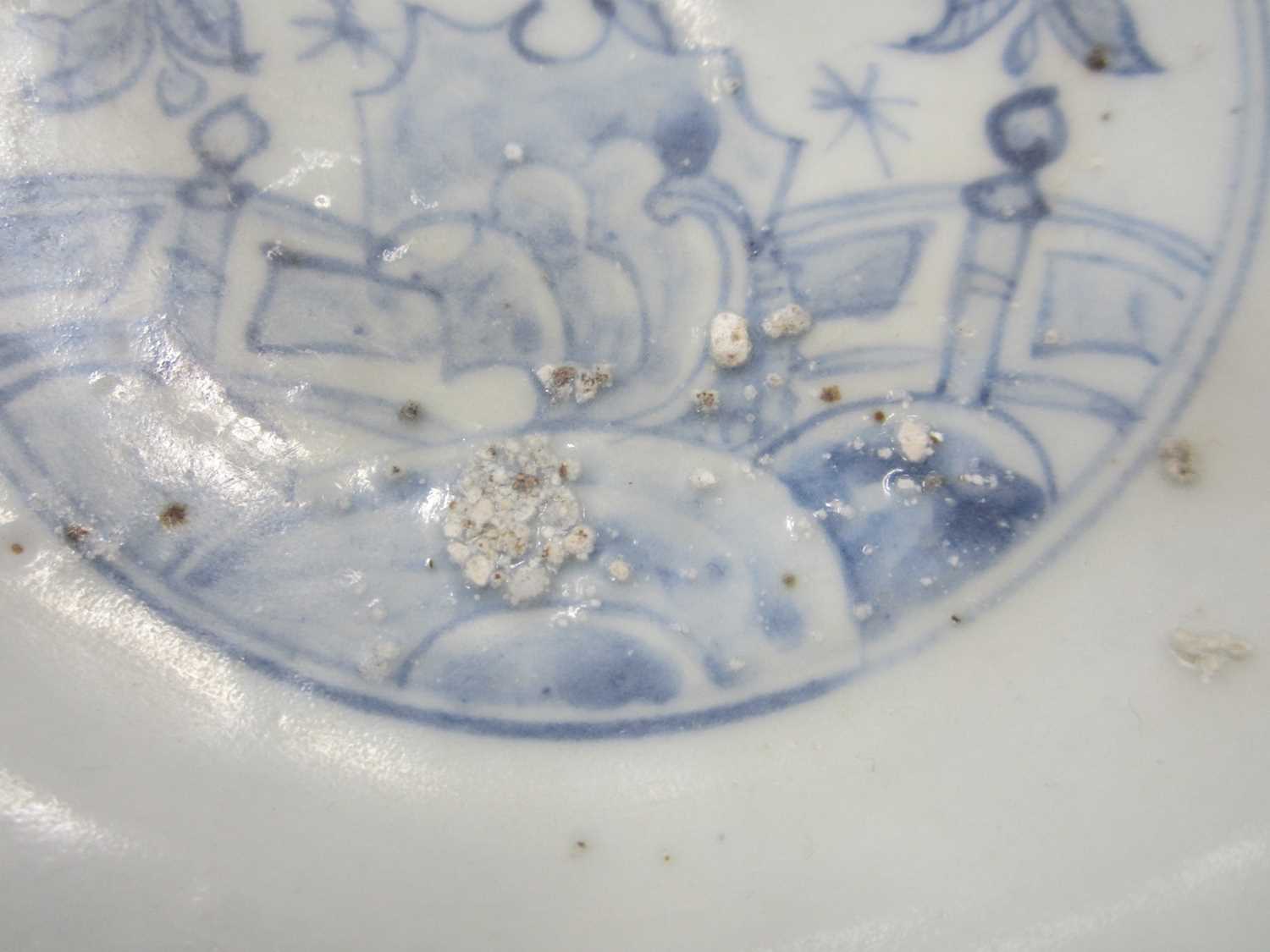 A Chinese blue and white dish, late Ming/transitional - Image 5 of 8