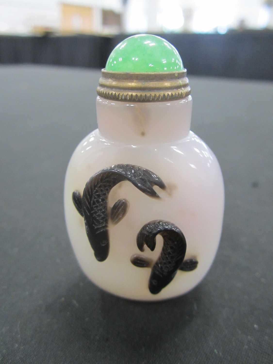 A group of six Chinese overlay glass snuff bottles, 19th/20th century - Image 4 of 13