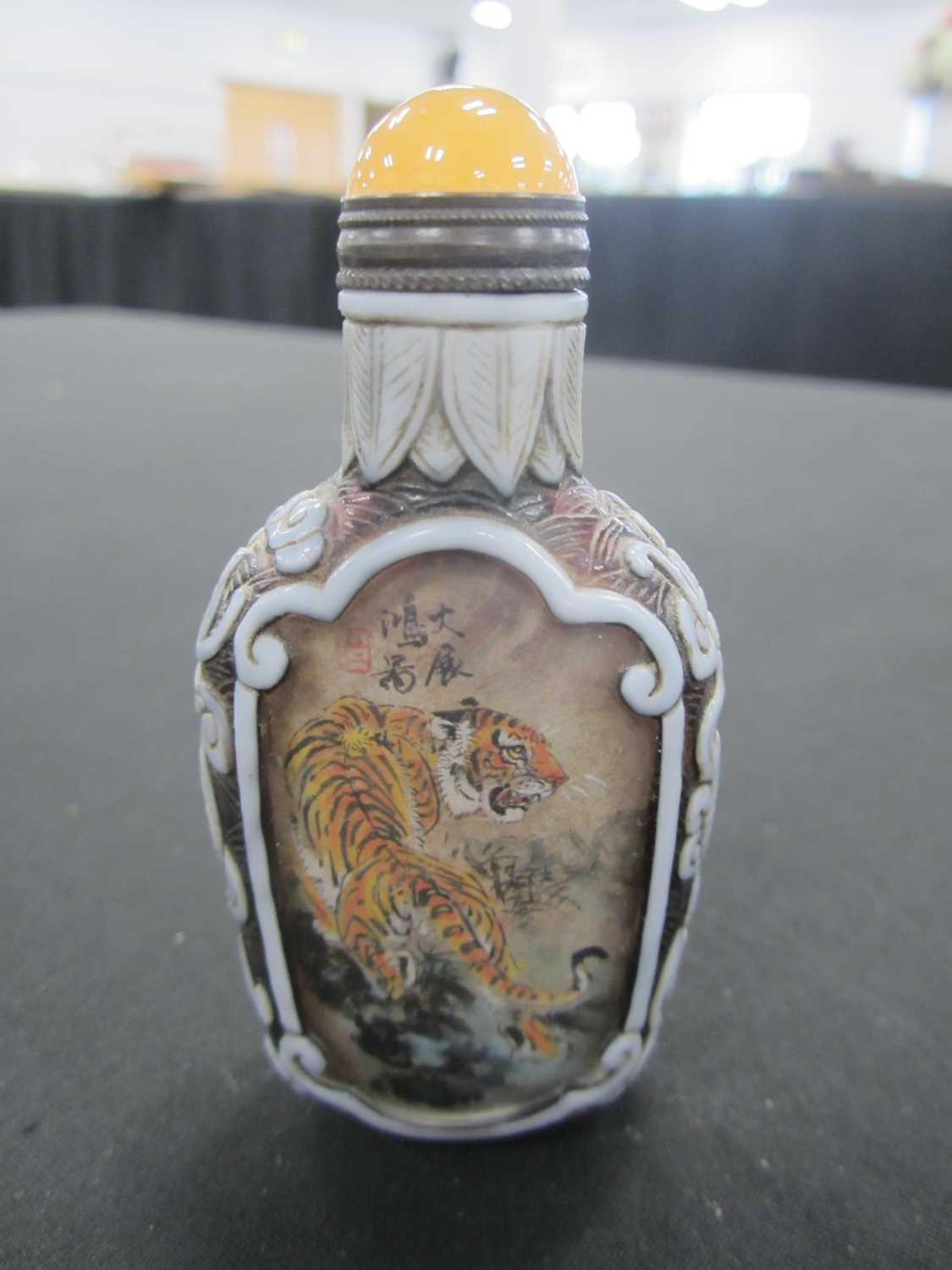 A group of six Chinese overlay glass snuff bottles, 19th/20th century - Image 3 of 13