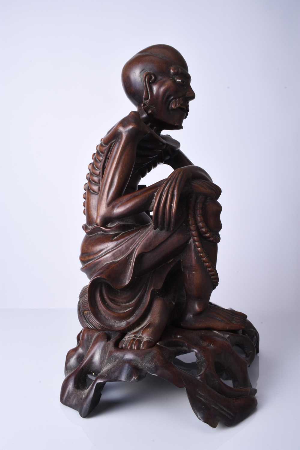 A Chinese carved hardwood figure of a luohan, 19th century - Image 5 of 5