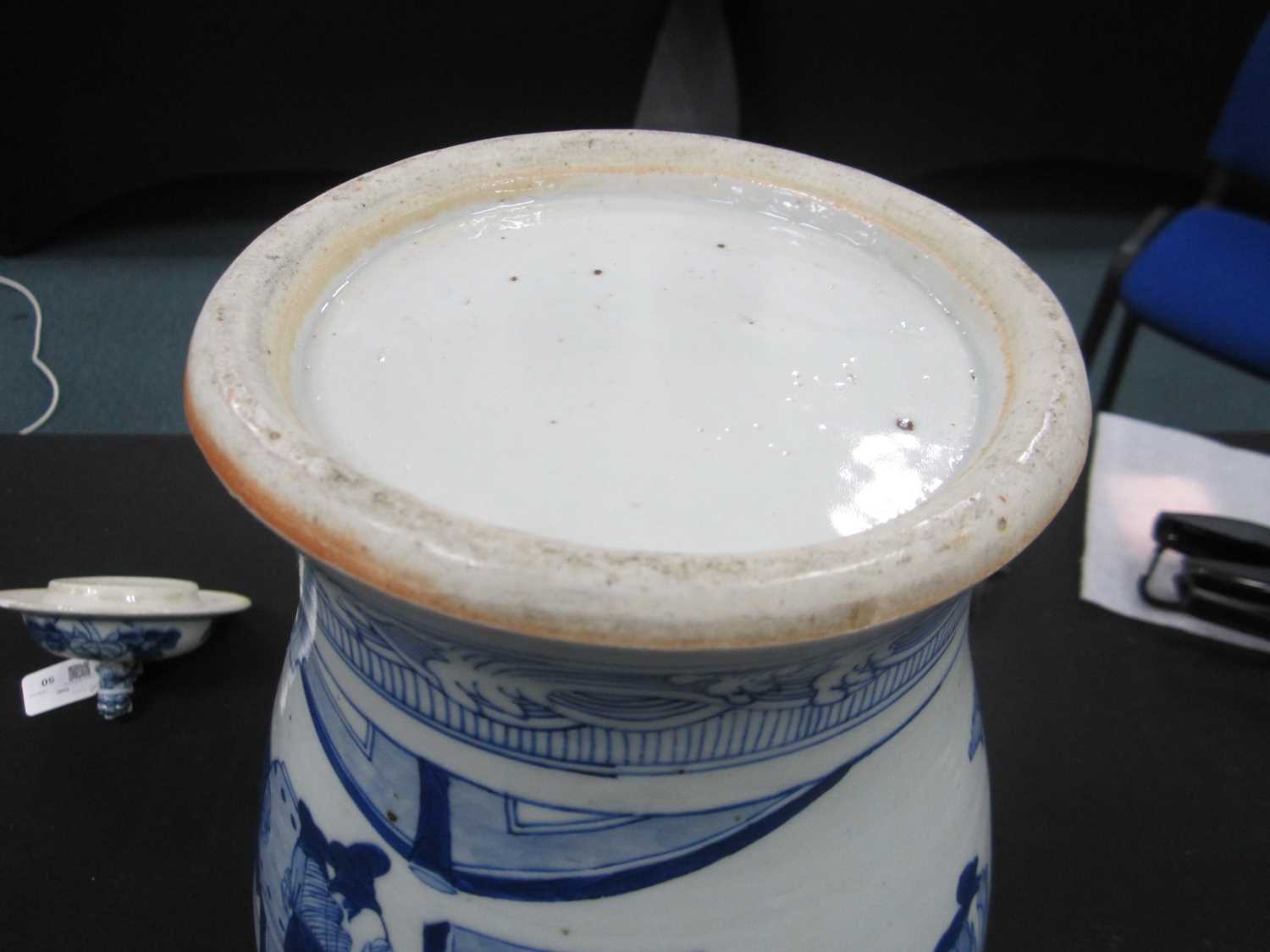 A Chinese blue and white vase and cover, late Qing Dynasty - Image 9 of 16