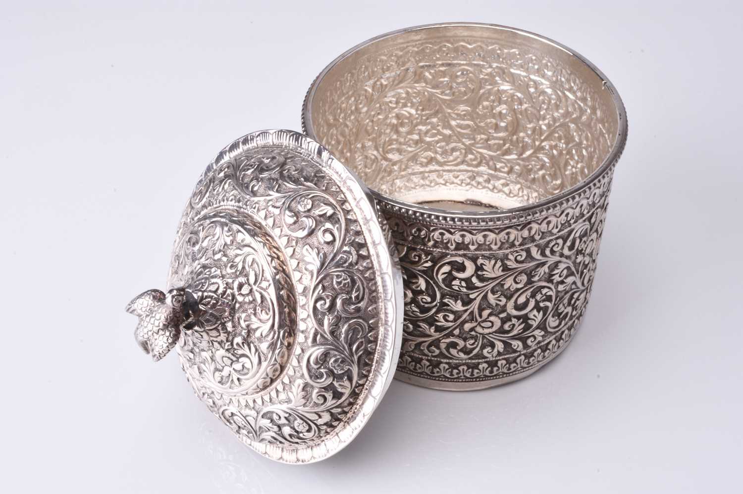 An Indian embossed silver powder box and cover, 19th century - Image 4 of 4