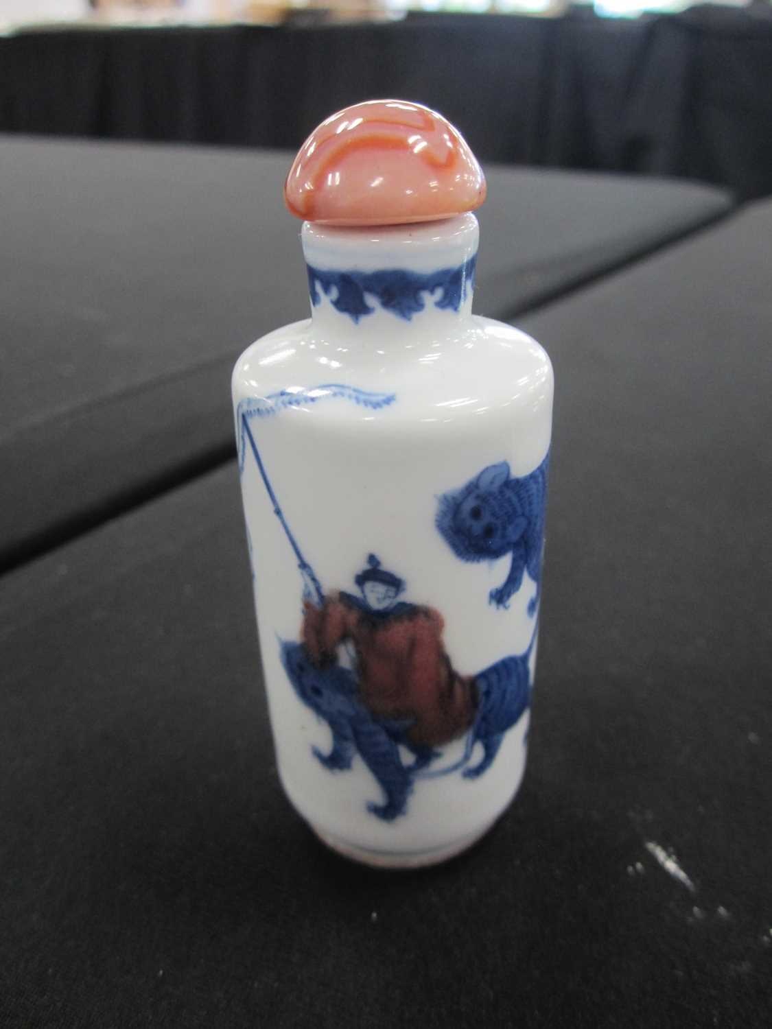 Two Chinese porcelain snuff bottles, 18th/19th century - Image 3 of 9