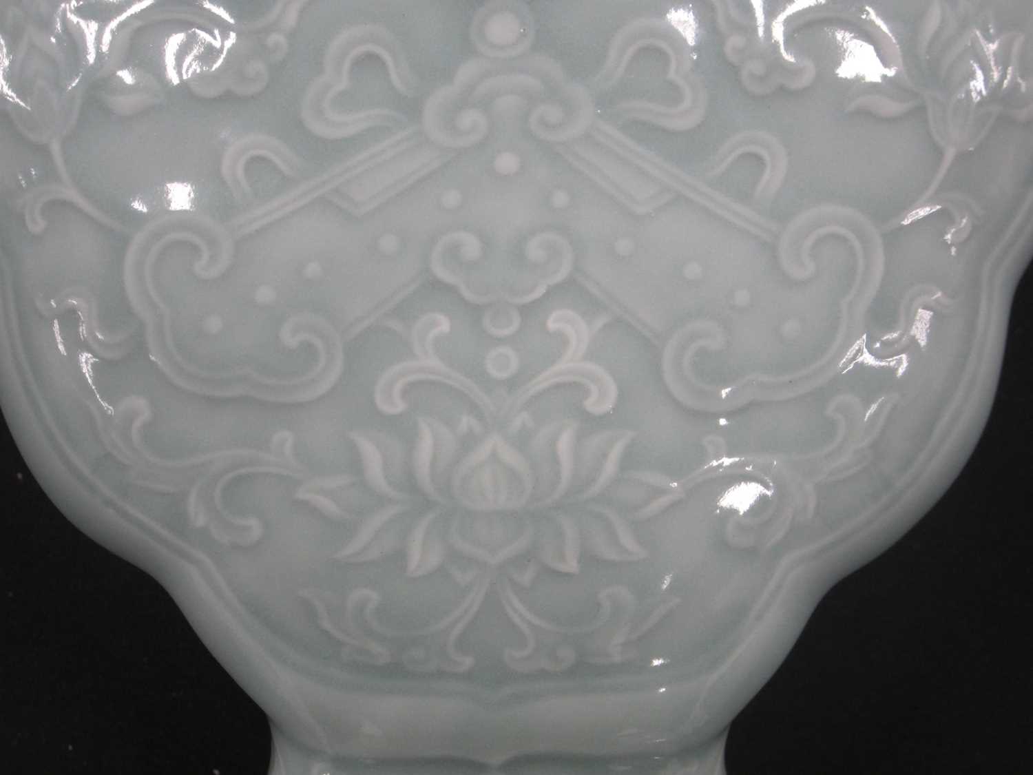 A Chinese carved celadon-glazed Ruyi vase and cover, Qianlong seal mark - Image 12 of 12