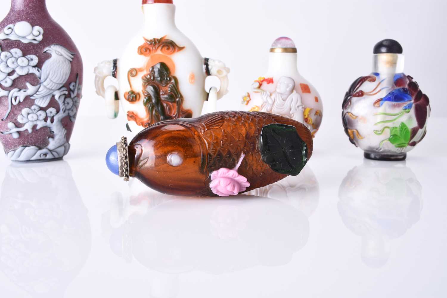 A group of five Chinese overlay glass snuff bottles, 19th/20th century - Image 2 of 2