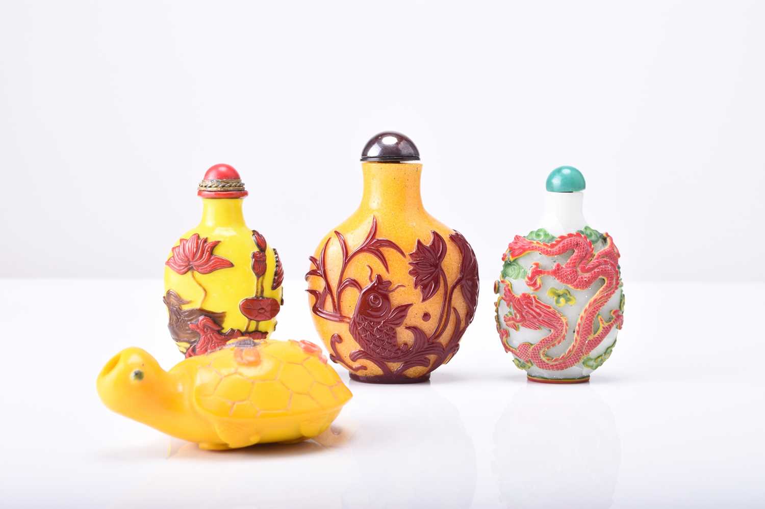 A group of four Chinese overlay glass snuff bottles, 19th/20th century - Image 2 of 3