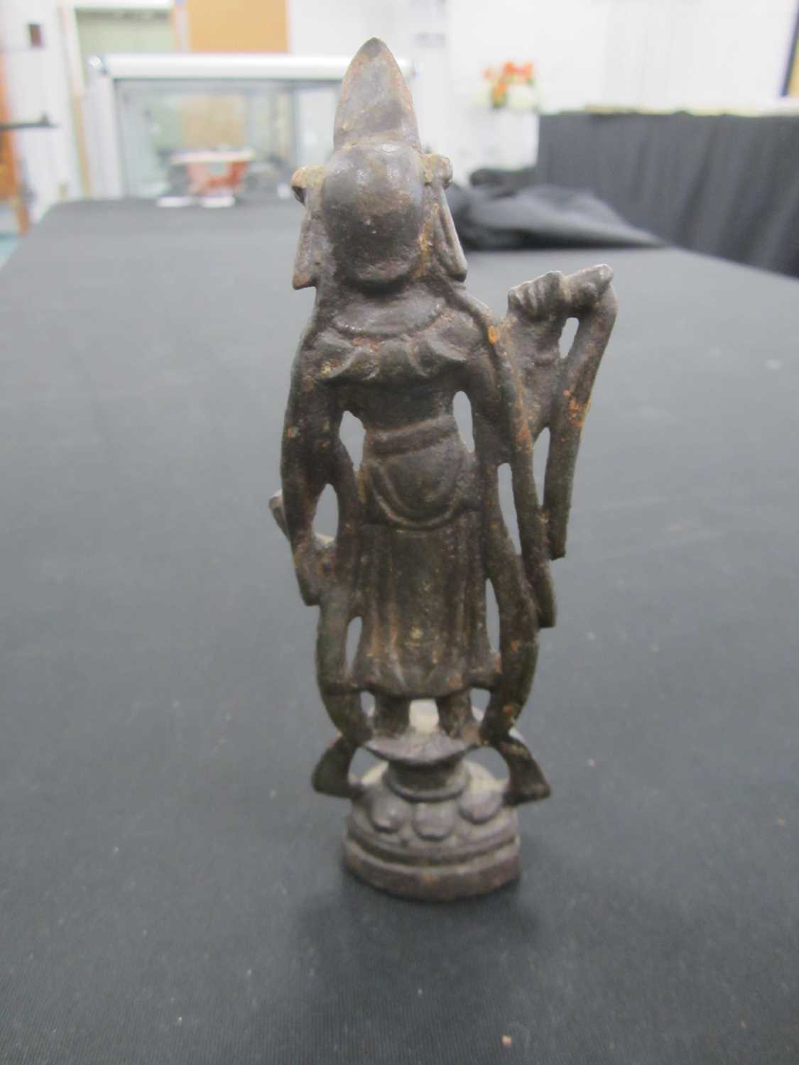 A Sino-Tibetan bronze alloy figure of a bodhisattva, 18th/19th century - Image 6 of 6