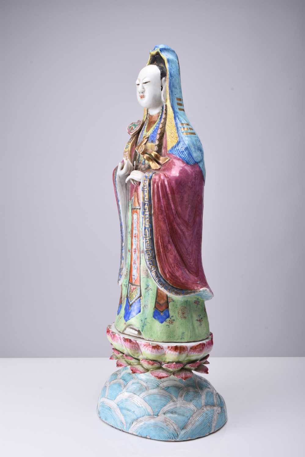 A Chinese famille rose figure of Guanyin, Qing Dynasty - Image 9 of 14