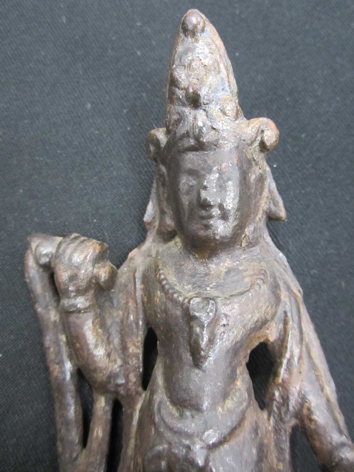 A Sino-Tibetan bronze alloy figure of a bodhisattva, 18th/19th century - Image 4 of 6