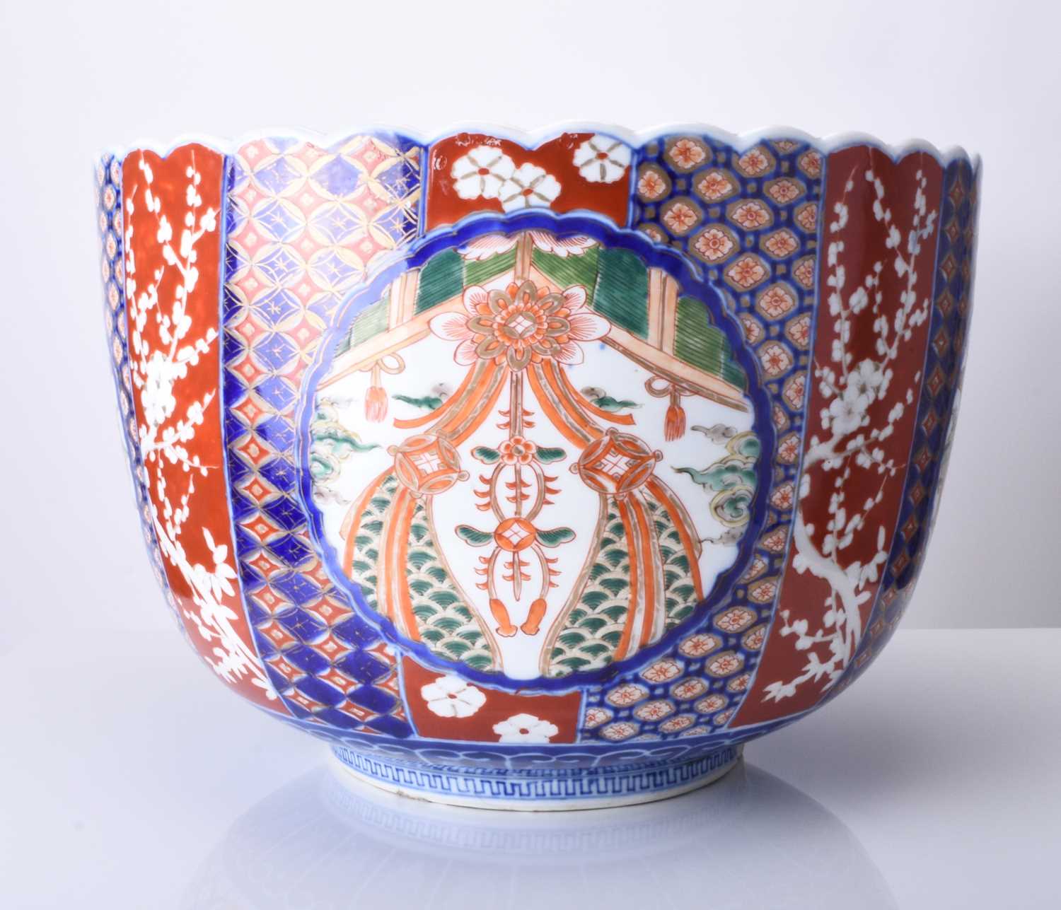 A very large Japanese Imari bowl, Meiji era - Image 4 of 6