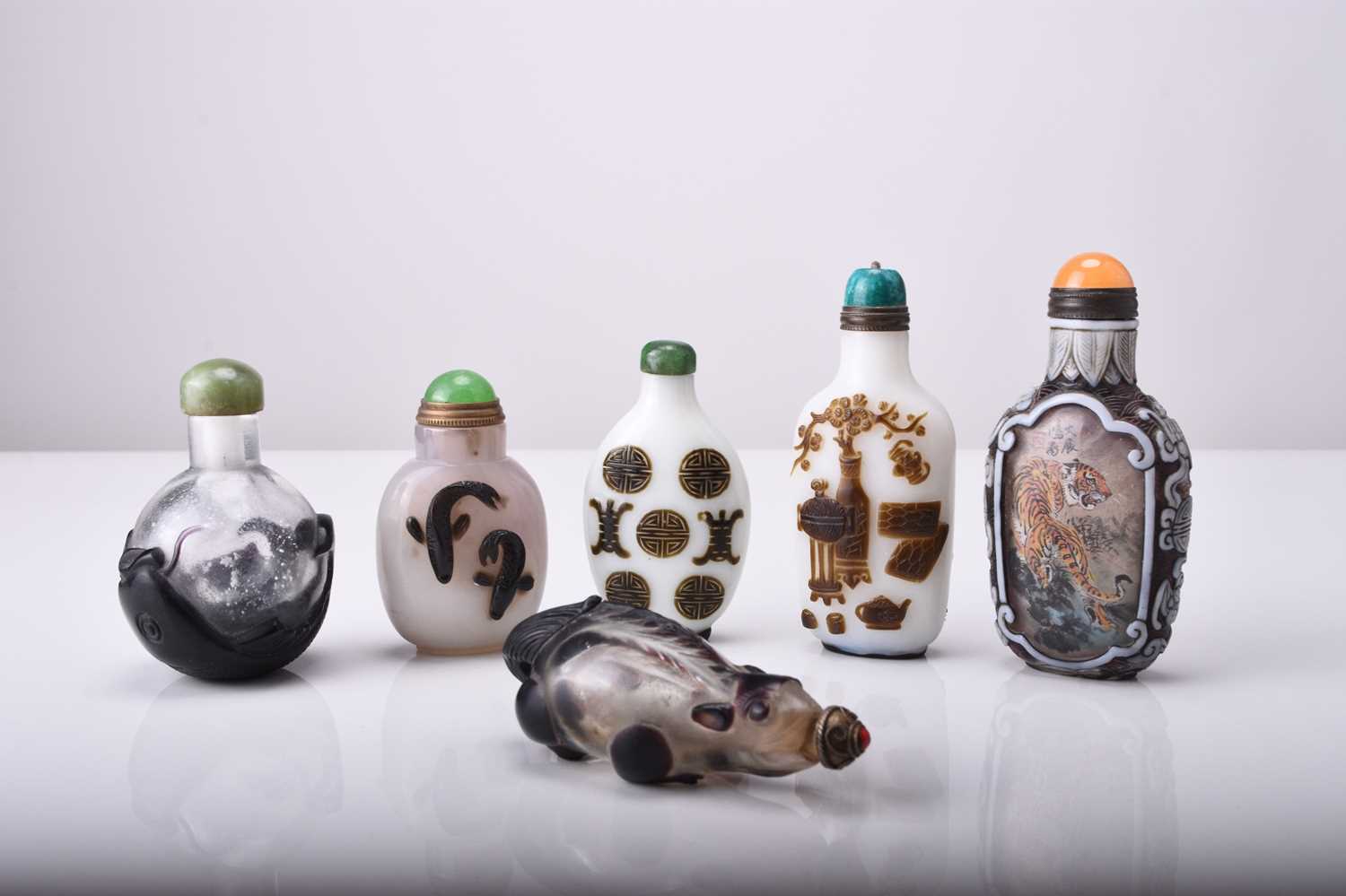 A group of six Chinese overlay glass snuff bottles, 19th/20th century