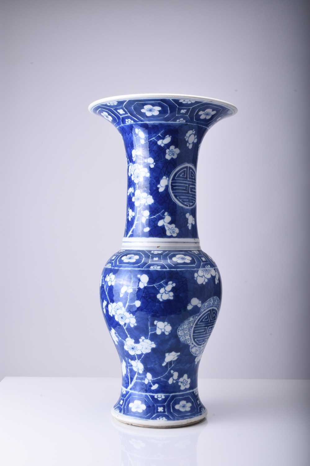 A Chinese blue and white yenyen vase, 19th century - Image 4 of 10