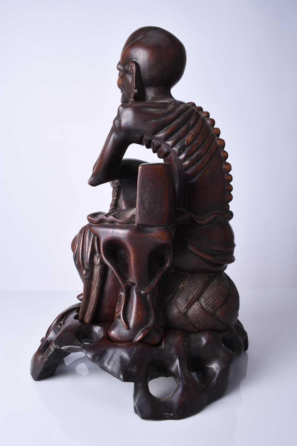 A Chinese carved hardwood figure of a luohan, 19th century - Image 3 of 5